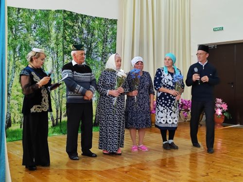 Чапшар авыл клубында Өлкәннәр көне уңаеннан,  «Урыныгыз булсын гел түрдә дип исемләнгән бәйрәм чарасы үткән