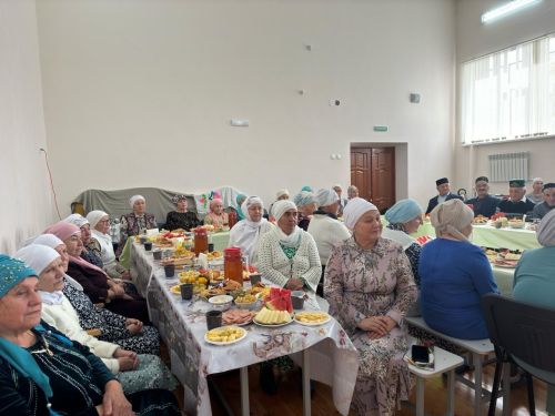 Чапшар авыл клубында Өлкәннәр көне уңаеннан,  «Урыныгыз булсын гел түрдә дип исемләнгән бәйрәм чарасы үткән