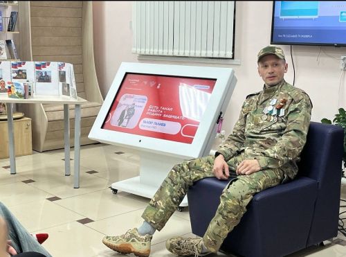 Смәел авылы китапханәсендә бүгенге заман герое белән очрашканнар