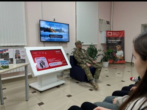 Смәел авылы китапханәсендә бүгенге заман герое белән очрашканнар