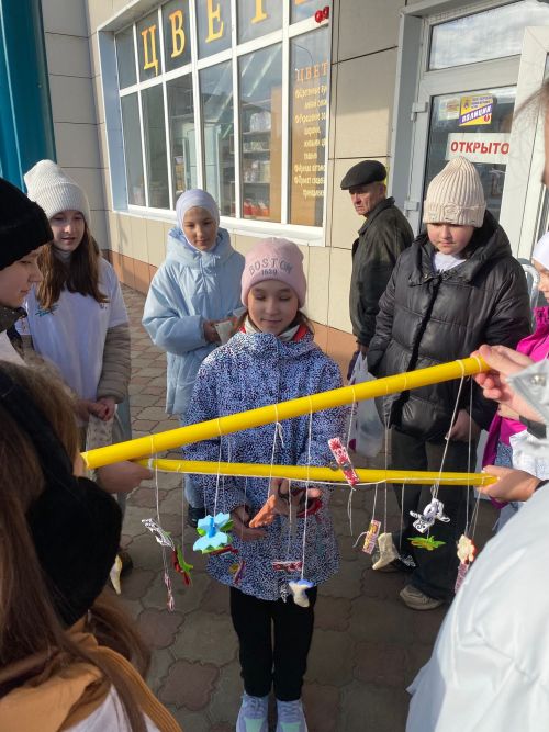 Волонтеры раздали подарки ко Дню народного единства