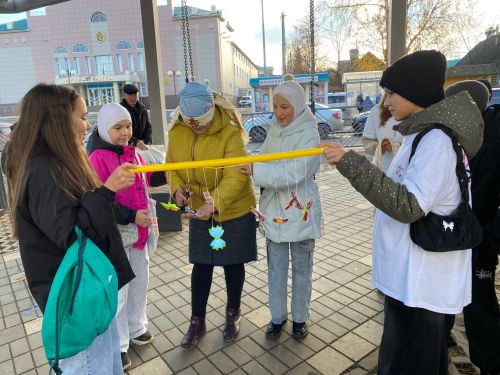 Волонтеры раздали подарки ко Дню народного единства
