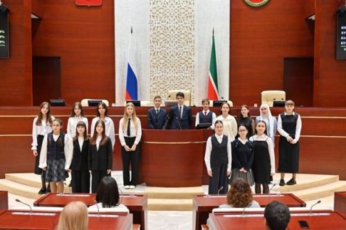 Зәлия Мифтахова Татарстан Республикасының Дәүләт Советында паспорт тапшыру чарасында катнашты