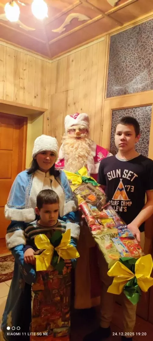 Айгөл һәм Айрис сабыйларны сөендерә