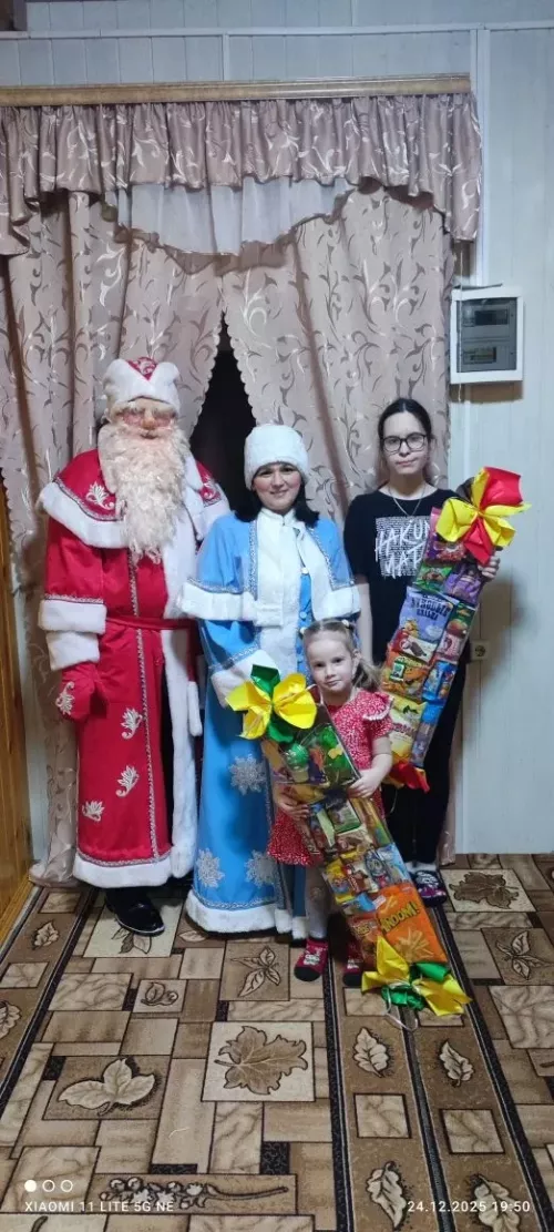 Айгөл һәм Айрис сабыйларны сөендерә