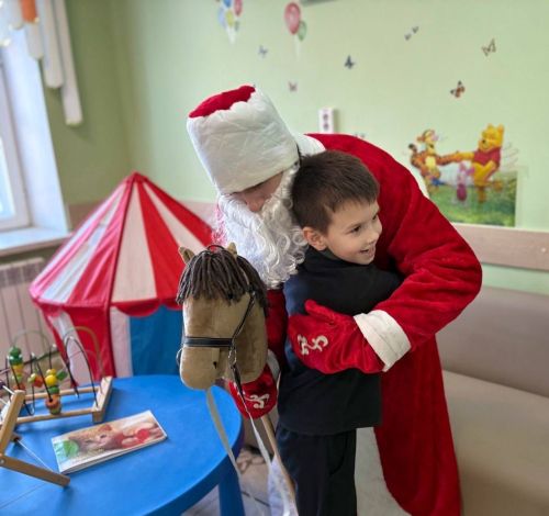 «Факел»лылар хастаханәдә дәваланучы балаларны сөендергән