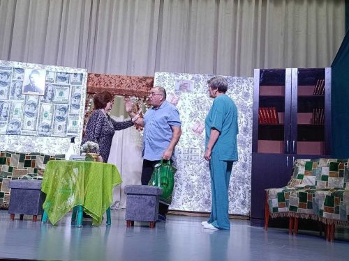 Шубан артистлары тамашачыларны матур спектакль белән сөендерде