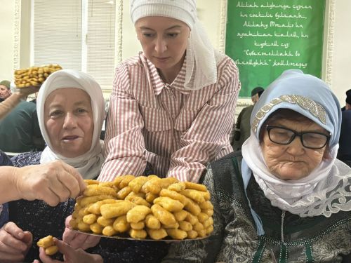 Офицер оныгы Гөлсем Ватан сакчылары гаиләләренә хөрмәт күрсәтә