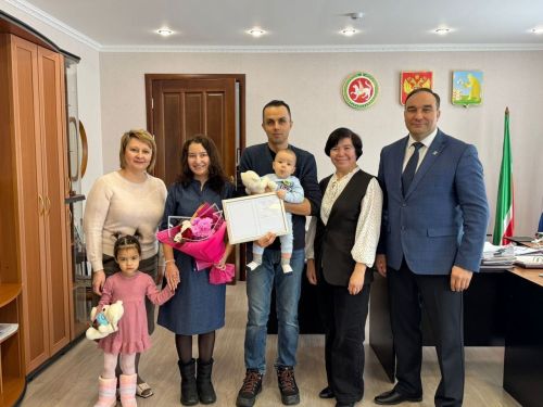 Әнисә һәм Таһир Габдуллиннарга сертификат тапшырдылар