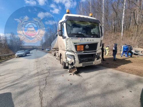 Җиңел машина йөк автомобиленә бәрелгән, ике кеше һәлак булган