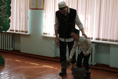 Карадуган гимназиясе Каюм Насыйри исемендәге конференциядә гаять тә зур хәзерлек күрсәтте