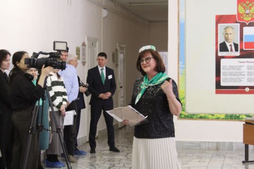 Карадуган гимназиясе Каюм Насыйри исемендәге конференциядә гаять тә зур хәзерлек күрсәтте