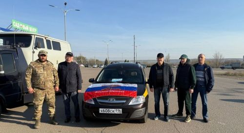 Махсус хәрби операция зонасындагы егетлдәргә УАЗ һәм Ларгус машиналары тапшырдылар