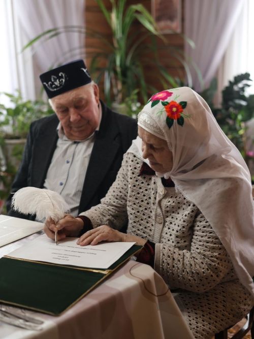 Алан авылында яшәүче Әскаровлар зөбәрҗәт туйларын билгеләп узды
