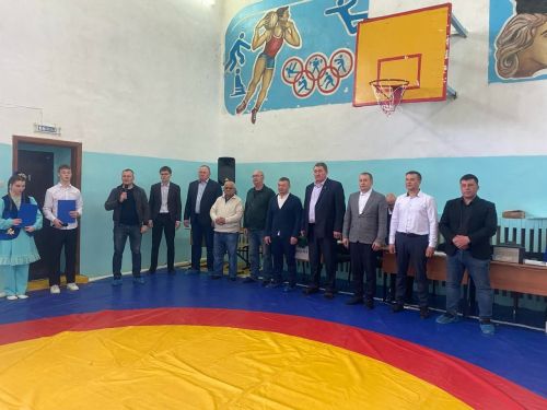 Габделфәрт Рәфыйков истәлегенә көрәш буенча традицион ярыш узды