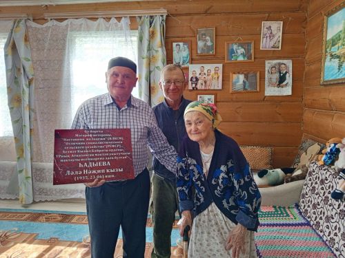 Атказанган укытучы Ләлә Һадиеваны хөрмәтләделәр
