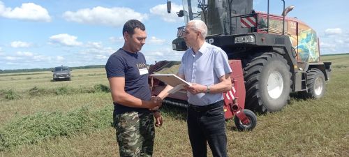 Алмаз Нәбиев терлек азыгы хәзерләү кампаниясе кысаларында үткәрелүче конкурсның икенче атна җиңүчесе булып танылды