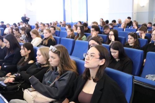 Социаль фондның Татарстан Республикасы бүлеге көндезге уку бүлегендә  укучы студентлар эшкә урнашкан очракта да аларга пенсия түләүне дәвам итә