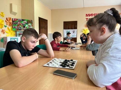 «Факел»да мөмкинлекләре чикләнгән балалар өчен рус шашкасы буенча турнир узды