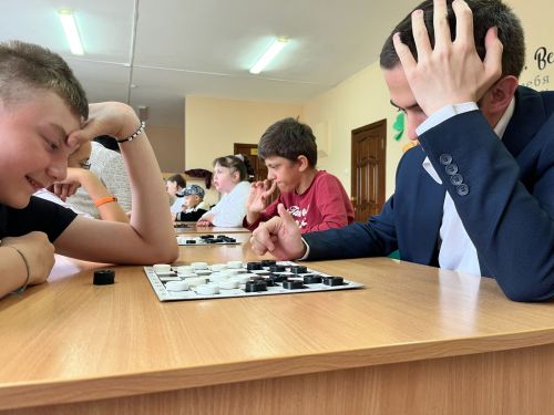 «Факел»да мөмкинлекләре чикләнгән балалар өчен рус шашкасы буенча турнир узды