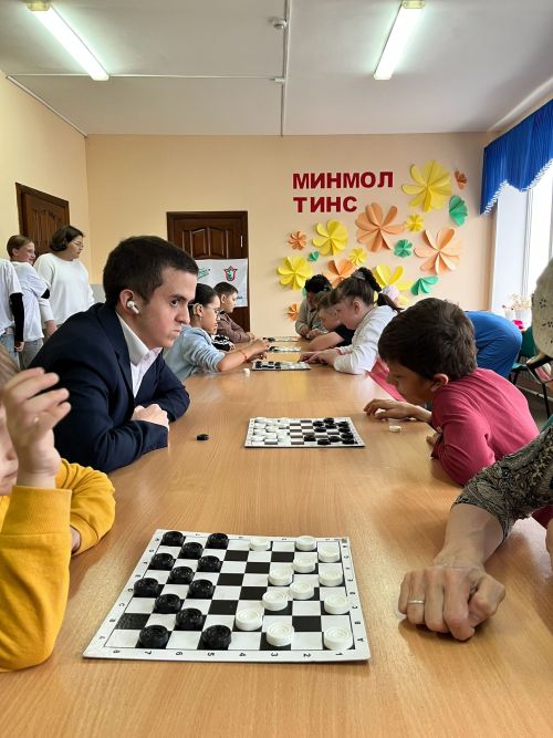 «Факел»да мөмкинлекләре чикләнгән балалар өчен рус шашкасы буенча турнир узды