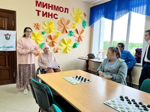 «Факел»да мөмкинлекләре чикләнгән балалар өчен рус шашкасы буенча турнир узды