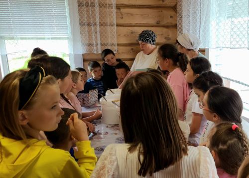 Нөнәгәр укучылары волонтер Алсу Шәфигуллинада кунакта булды