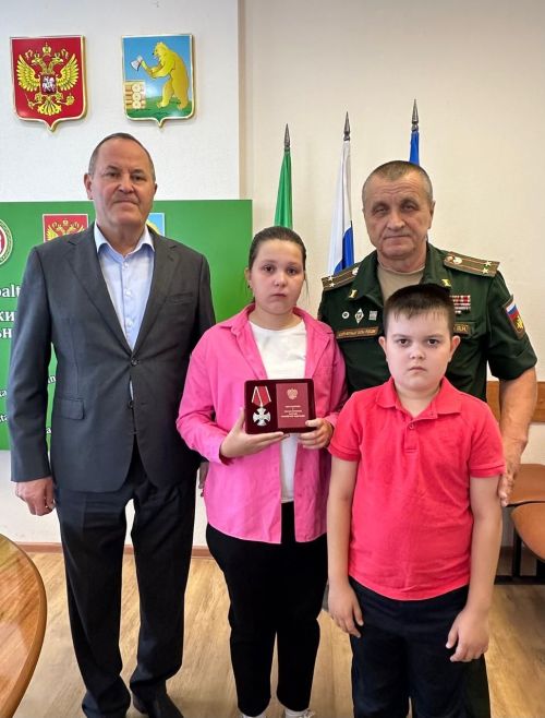 Шәһит киткән Балтач егетләренең якыннарына орден һәм медаль тапшырылды