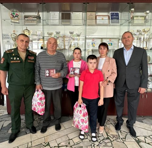 Шәһит киткән Балтач егетләренең якыннарына орден һәм медаль тапшырылды