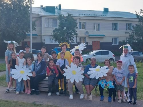 Ленин урамында урнашкан күпфатирлы йортның уен мәйданчыгында «Гаилә-күңел хәзинәсе» исемле бәйрәм чарасы узган...