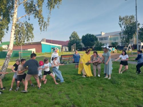 Ленин урамында урнашкан күпфатирлы йортның уен мәйданчыгында «Гаилә-күңел хәзинәсе» исемле бәйрәм чарасы узган...