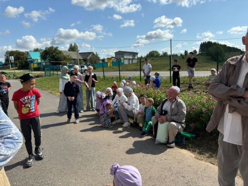 Чапшарда мәчет лагерена йөрүче балаларга бәйрәм оештырганнар