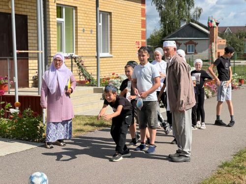 Чапшарда мәчет лагерена йөрүче балаларга бәйрәм оештырганнар