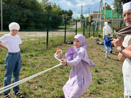 Чапшарда мәчет лагерена йөрүче балаларга бәйрәм оештырганнар