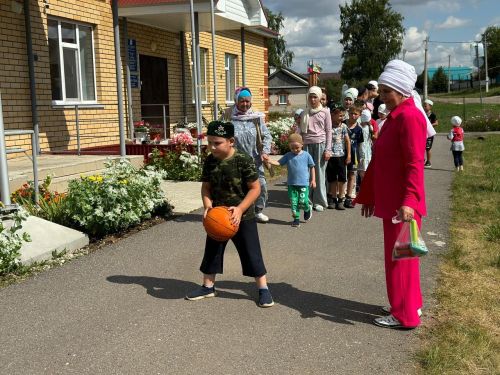 Чапшарда мәчет лагерена йөрүче балаларга бәйрәм оештырганнар