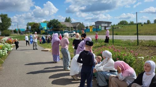 Чапшарда мәчет лагерена йөрүче балаларга бәйрәм оештырганнар
