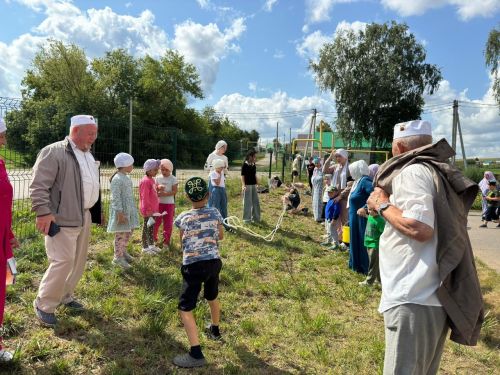 Чапшарда мәчет лагерена йөрүче балаларга бәйрәм оештырганнар
