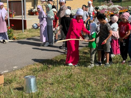 Чапшарда мәчет лагерена йөрүче балаларга бәйрәм оештырганнар
