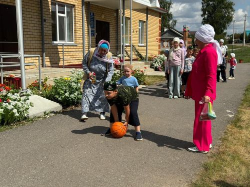 Чапшарда мәчет лагерена йөрүче балаларга бәйрәм оештырганнар