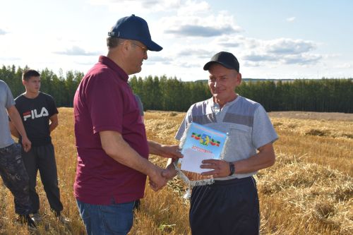 Бүген чираттагы вымпел ияләрен бүләкләделәр