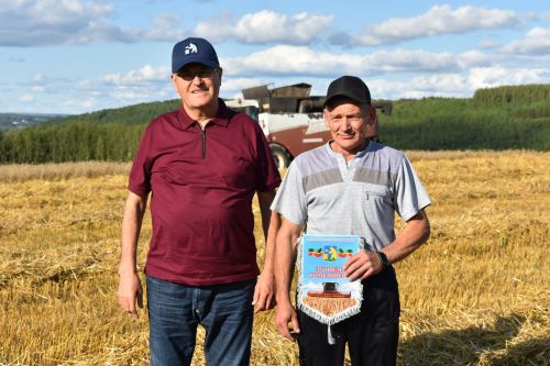 Бүген чираттагы вымпел ияләрен бүләкләделәр
