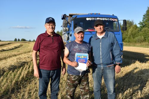 Бүген чираттагы вымпел ияләрен бүләкләделәр