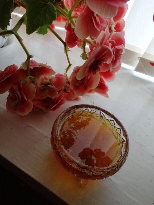 Бал сигез бәладән коткарыр...