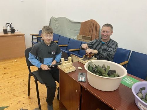 Норма мәктәбенең «Яхшылык кыл» волонтерлары отряды маскировка челтәрләре үрә