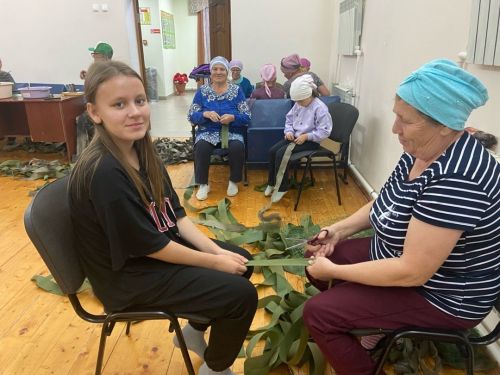 Норма мәктәбенең «Яхшылык кыл» волонтерлары отряды маскировка челтәрләре үрә