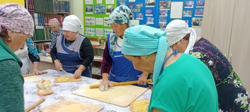 Борнак авыл китапханәсендә  «Үзебезнекеләрне ташламыйбыз» акциясенә кушылып, өй токмачлары кискәннәр