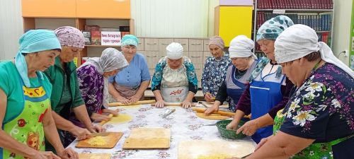 Борнак авыл китапханәсендә  «Үзебезнекеләрне ташламыйбыз» акциясенә кушылып, өй токмачлары кискәннәр