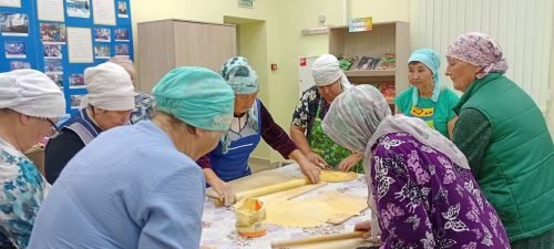 Борнак авыл китапханәсендә  «Үзебезнекеләрне ташламыйбыз» акциясенә кушылып, өй токмачлары кискәннәр