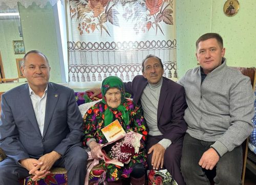 Район башлыгы Өлкәннәр көне якынлашканда гасыр кичкән буын вәкилләре белән очрашты