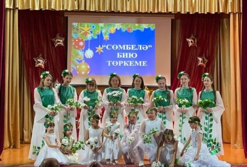 Ор авылы клубында «Яңа елның йолдызлары яктырак яна» дип исемләнгән театральләштерелгән тамаша булган